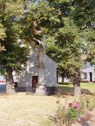 Grymovská náves s kaplí sv. Jana Křtitele